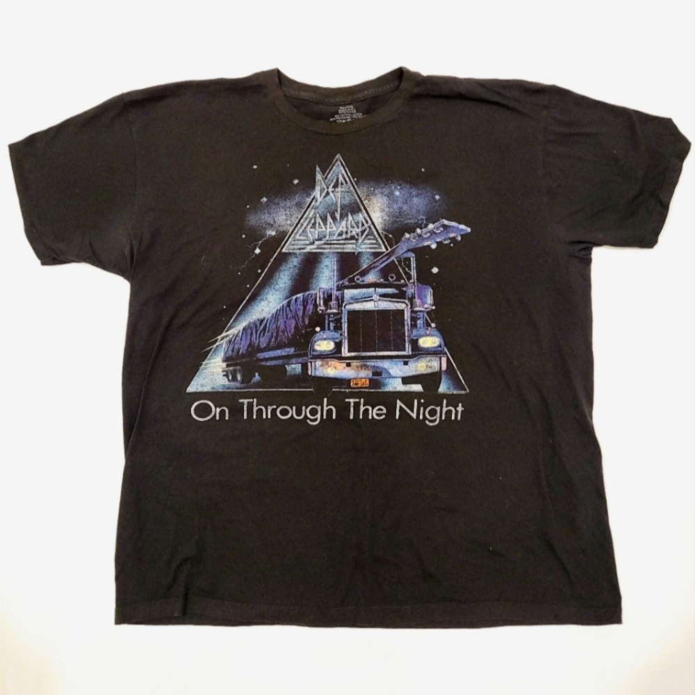 Vintage Def Leopard concert shirt.